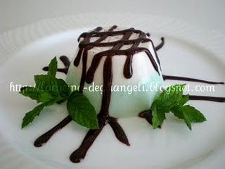 Panna cotta bigusto alla menta e salsa al cioccolato fondente