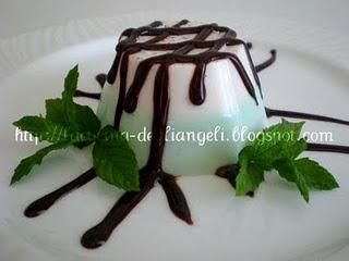 Panna cotta bigusto alla menta e salsa al cioccolato fondente