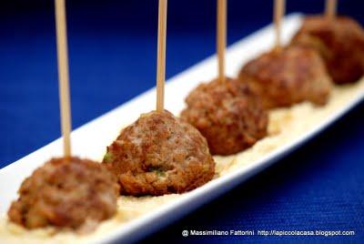 Chupa Chups di manzo e cipollotto con crema di carciofi