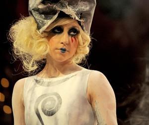 A Lady Gaga non bastano 90 milioni all’anno: truffa sui braccialetti pro Giappone