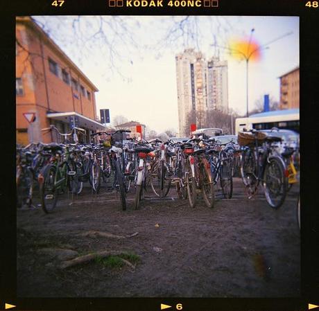 LOMOGRAPHY • biciclette alla stazione con Holga e Kodak 400NC