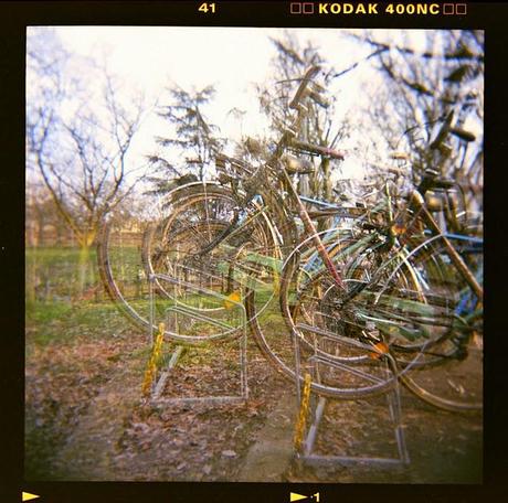 LOMOGRAPHY • biciclette alla stazione con Holga e Kodak 400NC