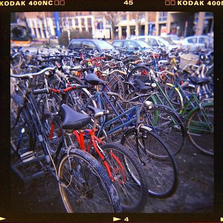 LOMOGRAPHY • biciclette alla stazione con Holga e Kodak 400NC