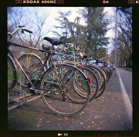 LOMOGRAPHY • biciclette alla stazione con Holga e Kodak 400NC