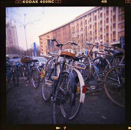 LOMOGRAPHY • biciclette alla stazione con Holga e Kodak 400NC