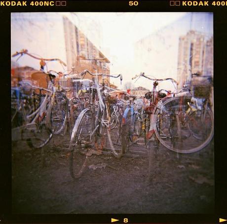 LOMOGRAPHY • biciclette alla stazione con Holga e Kodak 400NC