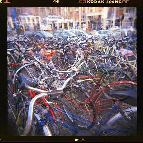 LOMOGRAPHY • biciclette alla stazione con Holga e Kodak 400NC