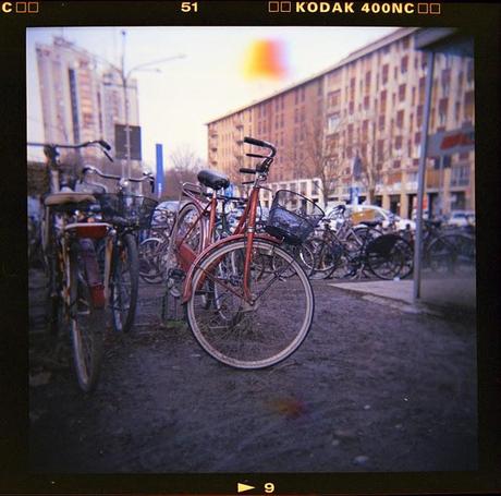 LOMOGRAPHY • biciclette alla stazione con Holga e Kodak 400NC