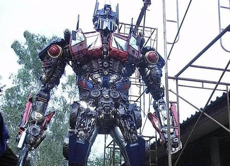 Impressionante replica metallica di Optimus Prime