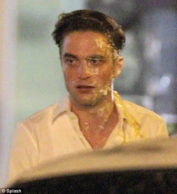 Robert Pattinson ha ricevuto una torta in pieno viso