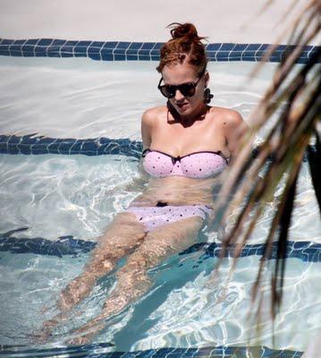 Katy Perry look in piscina