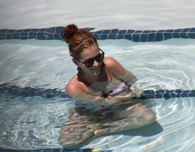 Katy Perry look in piscina