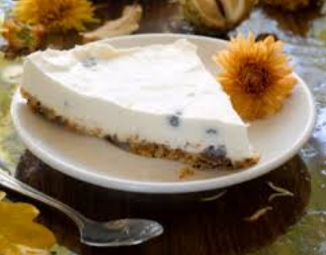 Dolce di castagne con panna montata ricetta tipica della cucina della Lunigiana. Dolce di castagne con panna montata ricetta tipica della cucina della Lunigiana.