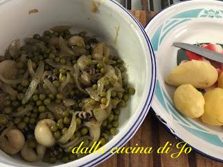 Seppioline speziate con patate, piselli e cipolle Seppioline speziate con patate, piselli e cipolle