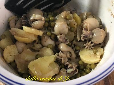 Seppioline speziate con patate, piselli e cipolle Seppioline speziate con patate, piselli e cipolle