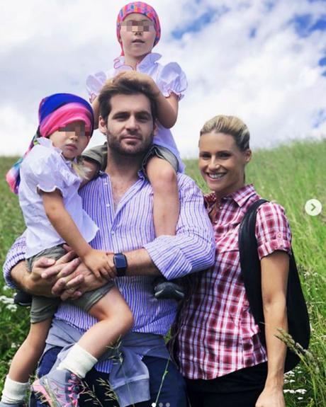 Hunziker e Trussardi: in montagna per insegnare il sacrificio alle bambine. Ma la foto non piace ai fan Hunziker e Trussardi: in montagna per insegnare il sacrificio alle bambine. Ma la foto non piace ai fan