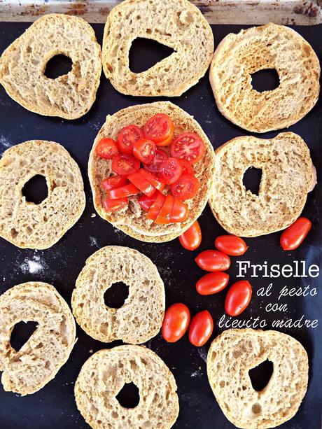 Friselle al pesto con lievito madre Friselle al pesto con lievito madre