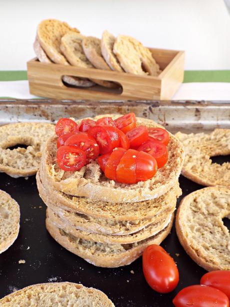 Friselle al pesto con lievito madre Friselle al pesto con lievito madre