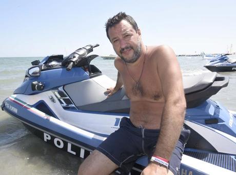 Il figlio di Salvini sulla moto d'acqua: i pm di Ravenna aprono un'inchiesta Il figlio di Salvini sulla moto d'acqua: i pm di Ravenna aprono un'inchiesta