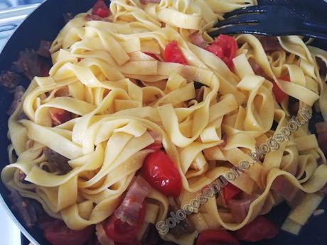 Tagliatelle con funghi pancetta e pomodorini Tagliatelle con funghi pancetta e pomodorini