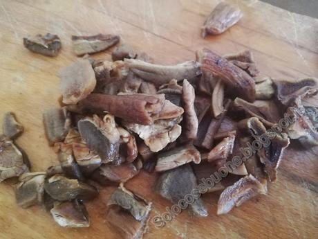 Tagliatelle con funghi pancetta e pomodorini Tagliatelle con funghi pancetta e pomodorini
