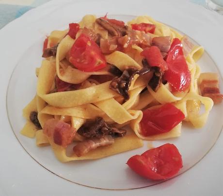 Tagliatelle con funghi pancetta e pomodorini Tagliatelle con funghi pancetta e pomodorini