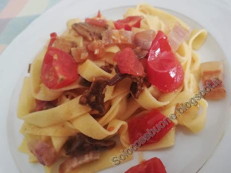 Tagliatelle con funghi pancetta e pomodorini Tagliatelle con funghi pancetta e pomodorini