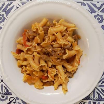 Primi: Pasta con sugo di pomodorini, cipolle e salsiccia Primi: Pasta con sugo di pomodorini, cipolle e salsiccia