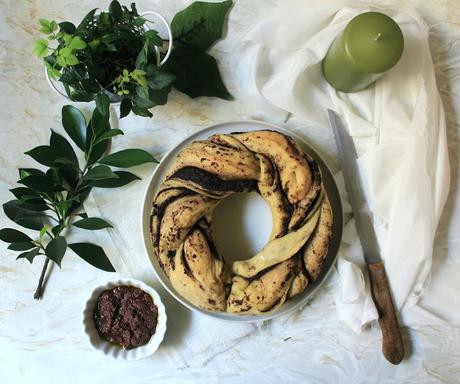 treccia con patè di olive treccia con patè di olive