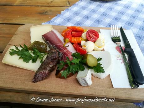Vacanza in Sud-Tirolo per la nostra Estate 2019 un piatto tipico di salumi e formaggi per le Vacanza in Sud-Tirolo