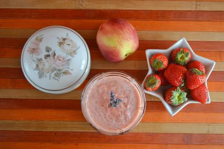 Bicchierini alla frutta con fiori di lavanda Bicchierini alla frutta con fiori di lavanda