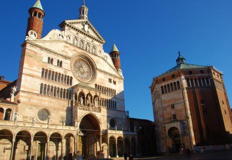 Per le vie di Cremona con i personaggi di Marco Ghizzoni Per le vie di Cremona con i personaggi di Marco Ghizzoni