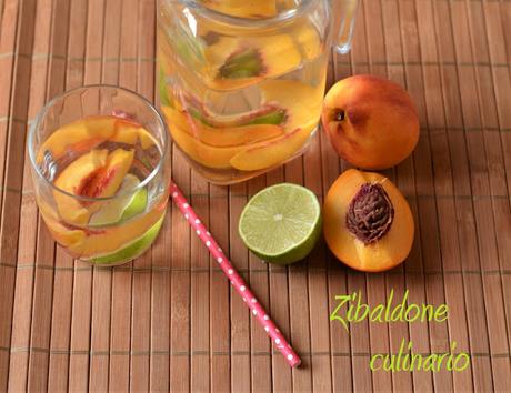 Acqua aromatizzata alle pesche e lime Acqua aromatizzata alle pesche e lime