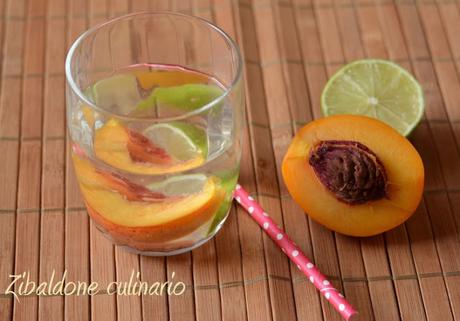 Acqua aromatizzata alle pesche e lime Acqua aromatizzata alle pesche e lime