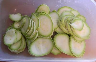 ZUCCHINE POMODORINI E OLIVE ZUCCHINE POMODORINI E OLIVE