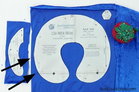 Cuscino cervicale a forma di gatto – cartamodello gratuito Se adori i gatti, scarica subito il cartamodello gratis per cucire un cuscino cervicale a forma di gatto, con orecchie, coda, occhi, naso e baffi ricamati! Perfetto per viaggiare con tutta la famiglia! #cuscinogatto #cuscinofaidate #cucitocreativo
