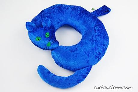 Cuscino cervicale a forma di gatto – cartamodello gratuito Se adori i gatti, scarica subito il cartamodello gratis per cucire un cuscino cervicale a forma di gatto, con orecchie, coda, occhi, naso e baffi ricamati! Perfetto per viaggiare con tutta la famiglia! #cuscinogatto #cuscinofaidate #cucitocreativo