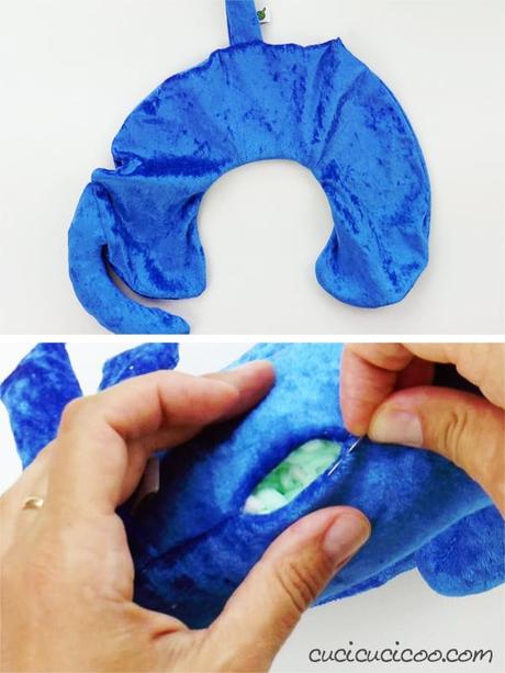 Cuscino cervicale a forma di gatto – cartamodello gratuito Se adori i gatti, scarica subito il cartamodello gratis per cucire un cuscino cervicale a forma di gatto, con orecchie, coda, occhi, naso e baffi ricamati! Perfetto per viaggiare con tutta la famiglia! #cuscinogatto #cuscinofaidate #cucitocreativo