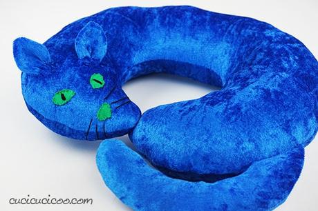 Cuscino cervicale a forma di gatto – cartamodello gratuito Se adori i gatti, scarica subito il cartamodello gratis per cucire un cuscino cervicale a forma di gatto, con orecchie, coda, occhi, naso e baffi ricamati! Perfetto per viaggiare con tutta la famiglia! #cuscinogatto #cuscinofaidate #cucitocreativo