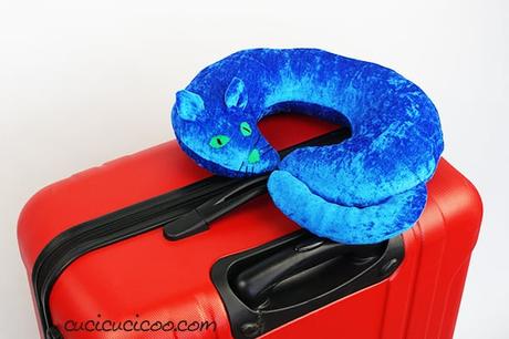Cuscino cervicale a forma di gatto – cartamodello gratuito Se adori i gatti, scarica subito il cartamodello gratis per cucire un cuscino cervicale a forma di gatto, con orecchie, coda, occhi, naso e baffi ricamati! Perfetto per viaggiare con tutta la famiglia! #cuscinogatto #cuscinofaidate #cucitocreativo