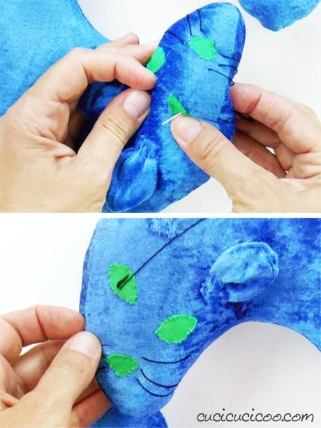 Cuscino cervicale a forma di gatto – cartamodello gratuito Se adori i gatti, scarica subito il cartamodello gratis per cucire un cuscino cervicale a forma di gatto, con orecchie, coda, occhi, naso e baffi ricamati! Perfetto per viaggiare con tutta la famiglia! #cuscinogatto #cuscinofaidate #cucitocreativo