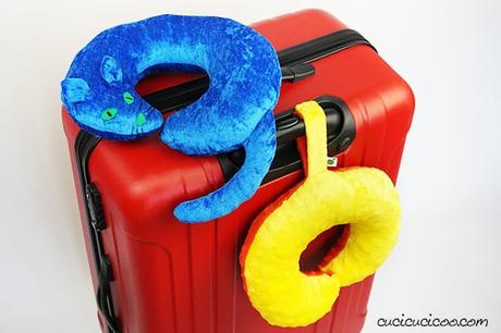 Cuscino cervicale a forma di gatto – cartamodello gratuito Se adori i gatti, scarica subito il cartamodello gratis per cucire un cuscino cervicale a forma di gatto, con orecchie, coda, occhi, naso e baffi ricamati! Perfetto per viaggiare con tutta la famiglia! #cuscinogatto #cuscinofaidate #cucitocreativo