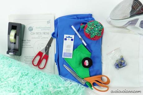 Cuscino cervicale a forma di gatto – cartamodello gratuito Se adori i gatti, scarica subito il cartamodello gratis per cucire un cuscino cervicale a forma di gatto, con orecchie, coda, occhi, naso e baffi ricamati! Perfetto per viaggiare con tutta la famiglia! #cuscinogatto #cuscinofaidate #cucitocreativo