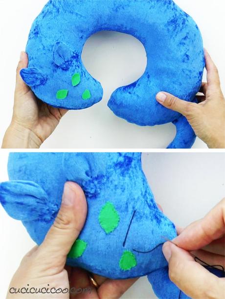 Cuscino cervicale a forma di gatto – cartamodello gratuito Se adori i gatti, scarica subito il cartamodello gratis per cucire un cuscino cervicale a forma di gatto, con orecchie, coda, occhi, naso e baffi ricamati! Perfetto per viaggiare con tutta la famiglia! #cuscinogatto #cuscinofaidate #cucitocreativo