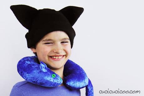 Cuscino cervicale a forma di gatto – cartamodello gratuito Se adori i gatti, scarica subito il cartamodello gratis per cucire un cuscino cervicale a forma di gatto, con orecchie, coda, occhi, naso e baffi ricamati! Perfetto per viaggiare con tutta la famiglia! #cuscinogatto #cuscinofaidate #cucitocreativo