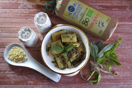 Paccheri con funghi carne trita e pesto di salvia Paccheri con funghi carne trita e pesto di salvia