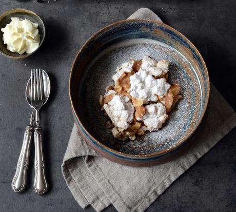 CRUMBLE DI MELE, MELANZANE E FAVA TONKA PER FESTEGGIARE Crumble mele, melanzane fava tonka festeggiare ner