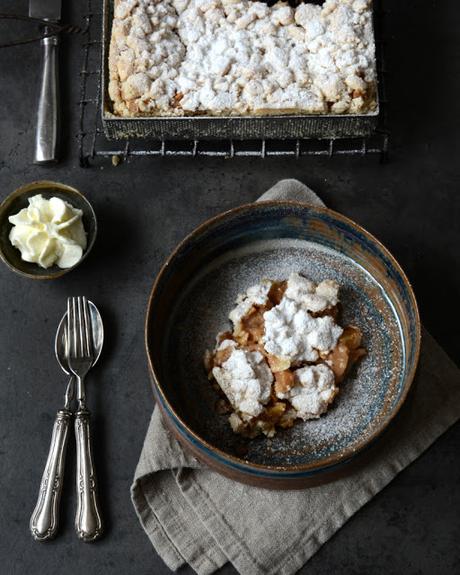 CRUMBLE DI MELE, MELANZANE E FAVA TONKA PER FESTEGGIARE Crumble mele, melanzane fava tonka festeggiare ner