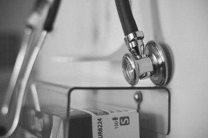 Cinque morti al minuto per errori terapeutici medici