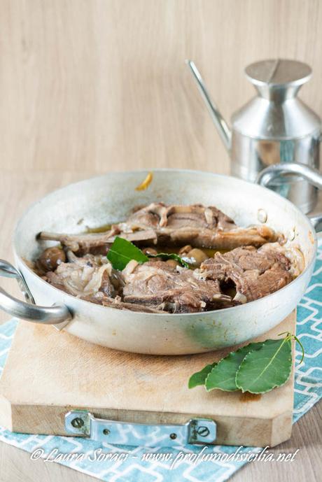 Agnello con Olive Verdi e Alloro come in Sardegna Agnello sardo con Olive Verdi
